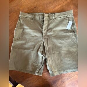 Men’s Gap Essential Khaki 10” short size 35